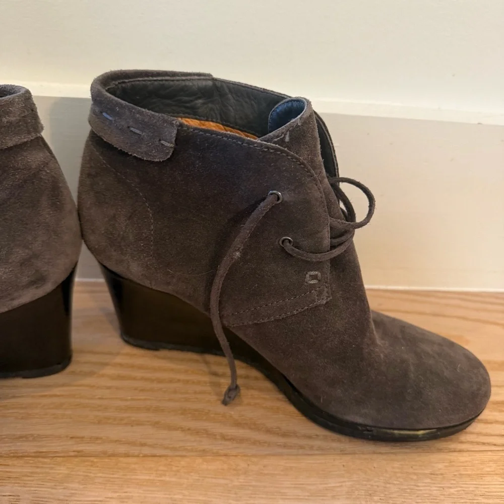 Via Spiga Y2K Brown Suede Lace Up Wedge Booties Sz 8.5 Neutral Minimalist